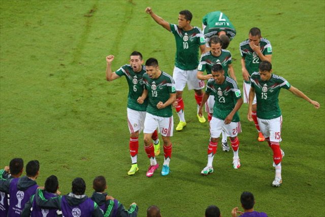 Mexico triumphed in the rain despite officiating mistakes. (Getty Images)